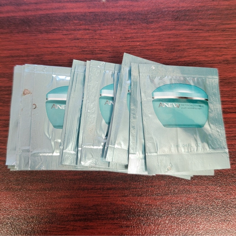 Avon‎ Anew Retroactive+ Youth Extending Cream Sample Sachets Lot of 18
